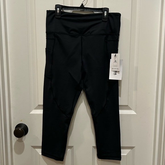 ZYIA Pants - Zyia Light n Tight Capri Leggings